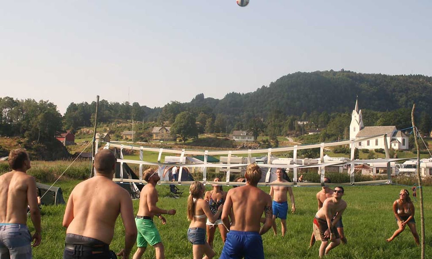 Med volleyball-konkurranse blei denne gjengen klar for ein ny festdag. (Foto: Kine Evensen)