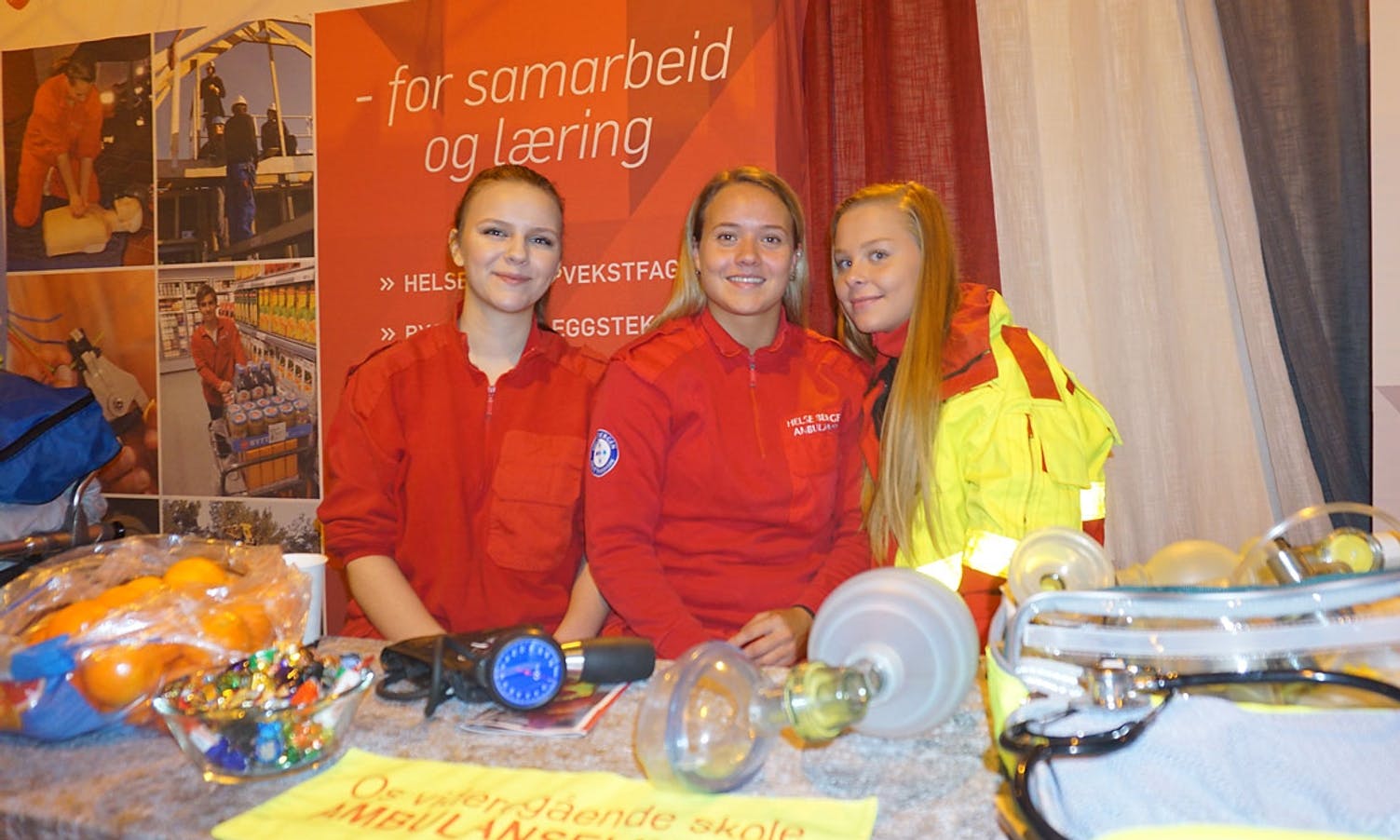 Maren, Kristin og Vilde er positivt overraska over ambulansefaget. (Foto: KVB)