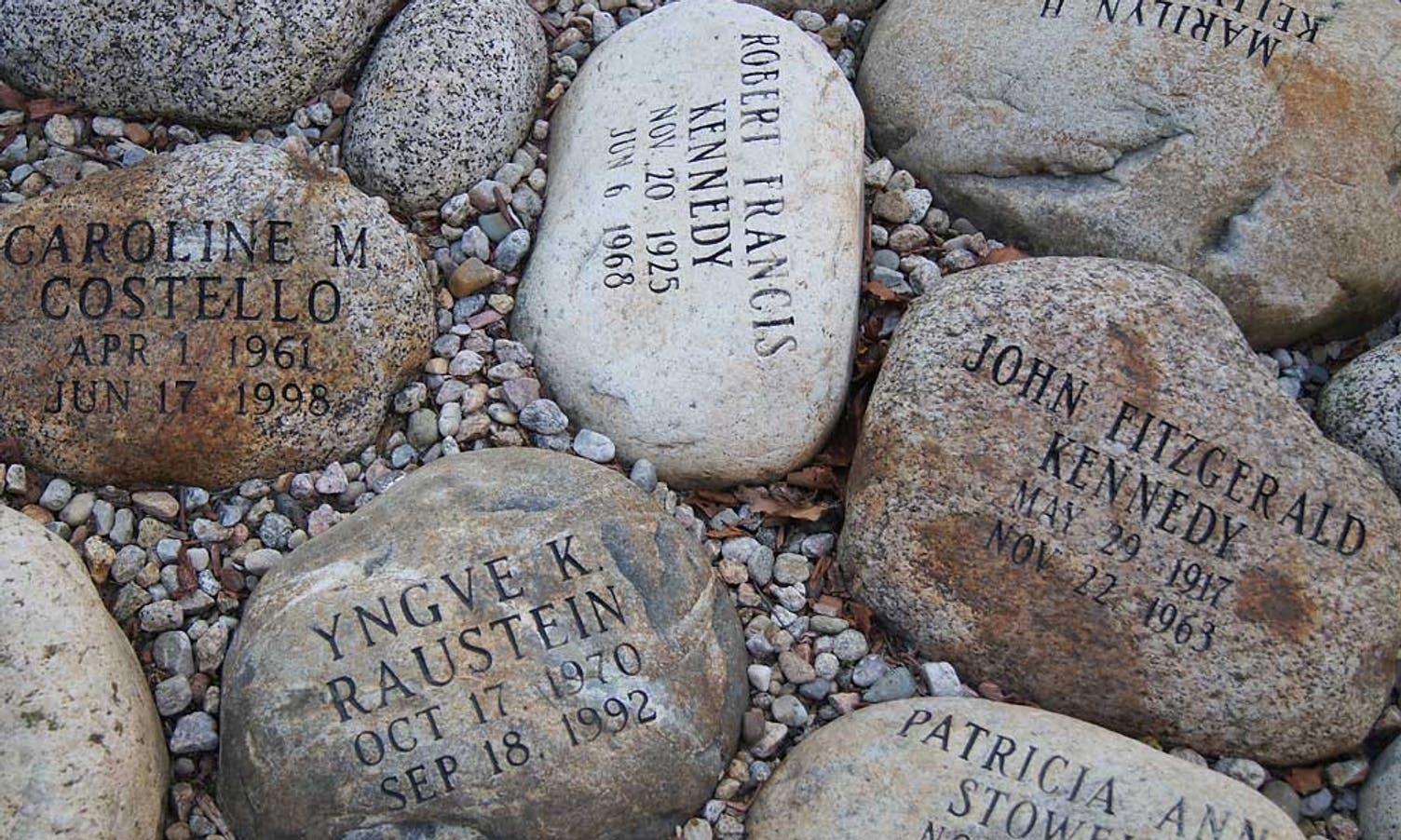 Her er Yngve sin stein – mellom Robert og John F. Kennedy sine minnesteinar. (Privat foto)