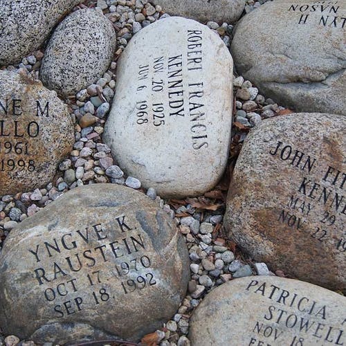 Her er Yngve sin stein – mellom Robert og John F. Kennedy sine minnesteinar. (Privat foto)