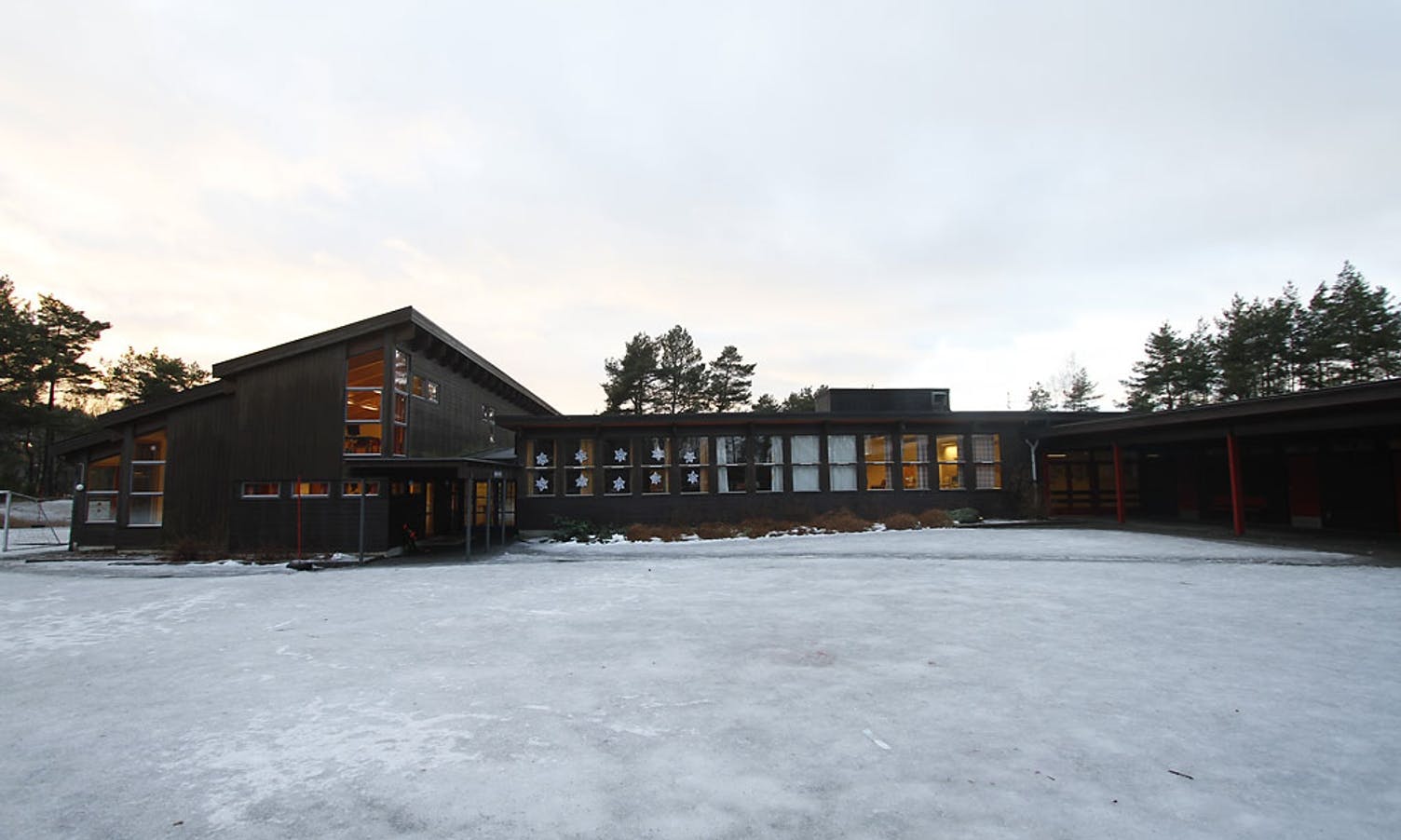 Inngang og klasserom til høgre, mediateket til venstre. (Arkivfoto: Kjetil Vasby Bruarøy)