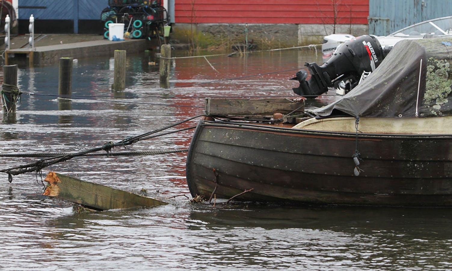 Nedst i Oselvo står drivved fast i ein båt. (Foto: KVB)