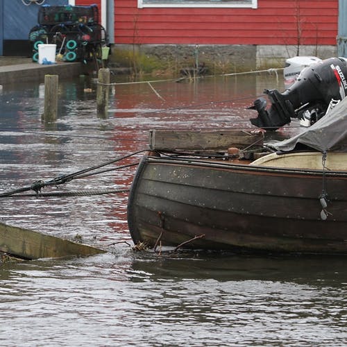 Nedst i Oselvo står drivved fast i ein båt. (Foto: KVB)