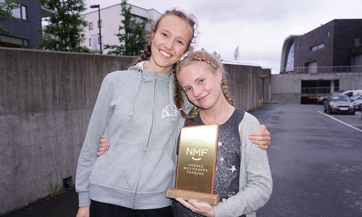 Frå skule til senior: Maren og Margrete etter siste tur med skulekorpset. (Foto: KVB)