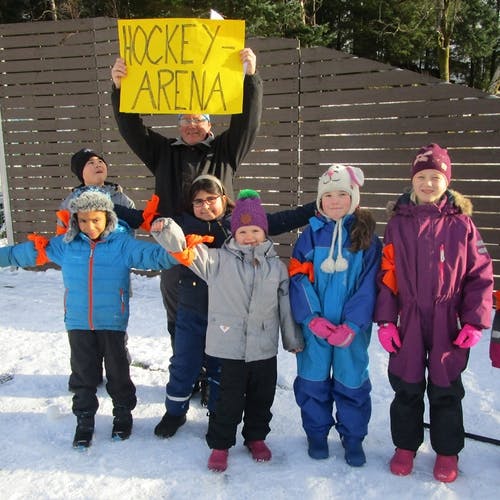 Hockey var ei av øvingane (foto: Søfteland SFO)