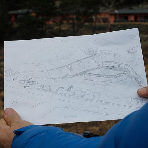 Ole Fagerthun med skissa naboane har laga med inn og utkøyring og eit mogleg parkeringshus (foto: AH)