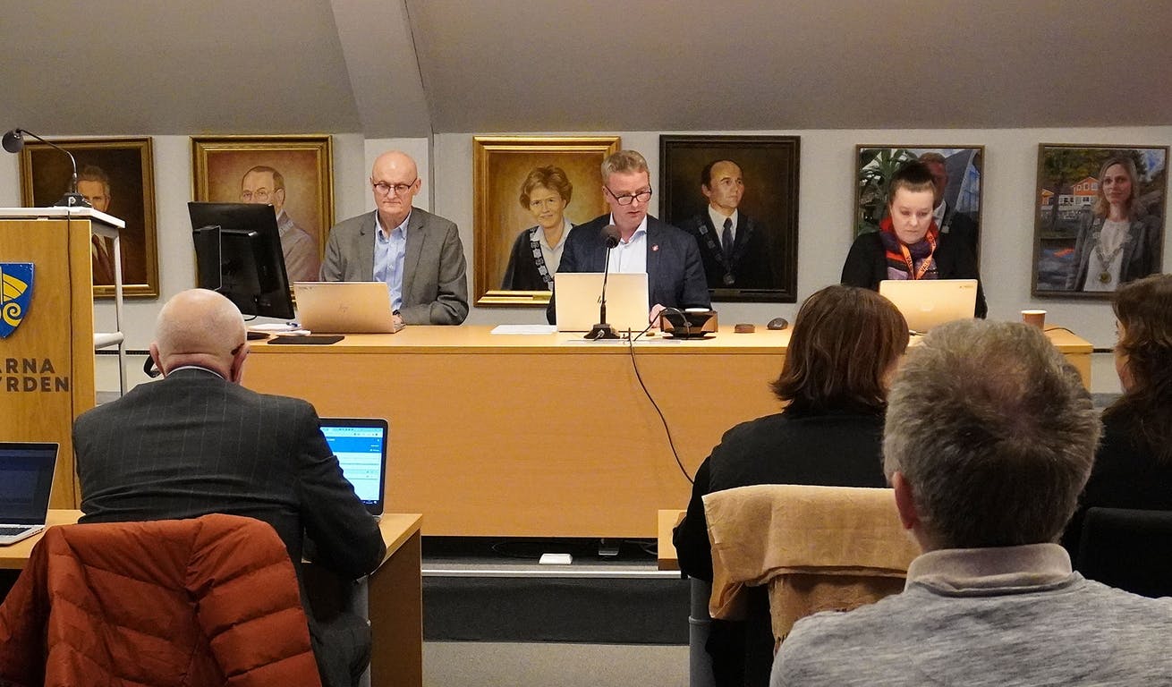 Ordførar med administrasjon og sekretær i det første av to møte i februar. (Foto: Kjetil Vasby Bruarøy)