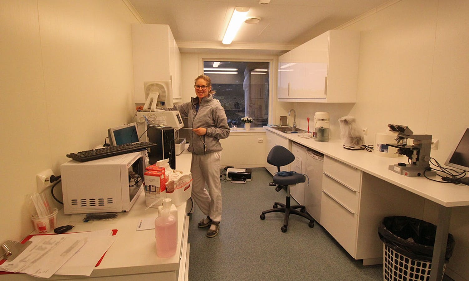 Veterinærsjukepleiar Hege Rosenberg på laboratoriet. (Foto: KML)