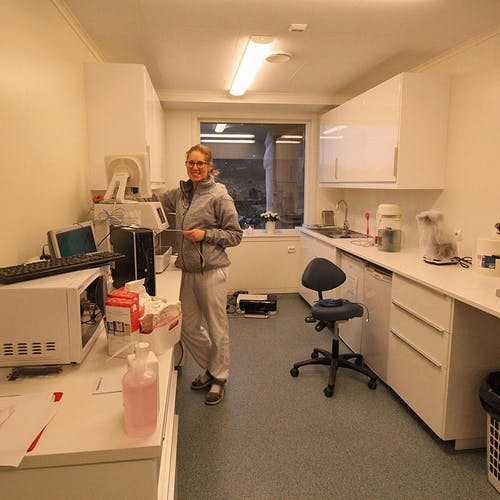 Veterinærsjukepleiar Hege Rosenberg på laboratoriet. (Foto: KML)