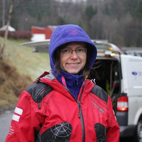 Teknisk sjef Marianne Kramer på plass i Gymnasvegen. (Foto: Kjetil Vasby Bruarøy)