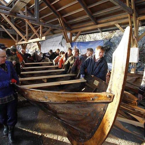I 2011 bygde Hallgeir ein åttring i Vognhallen, ein rekonstruksjon av ein gamal, knust båt. (Foto: KVB)