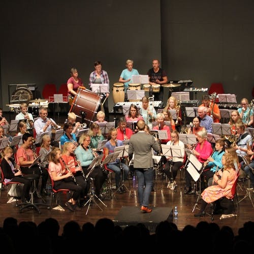 Os musikkforening forsterka med unge musikarar frå ulike skulekorps (foto: AH)