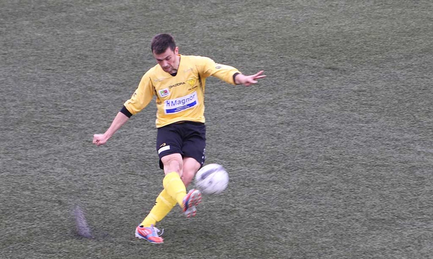 Emilis spelte 6. divisjon i fjor, men har likevel kome inn og styrka forsvaret til Os. (Foto: KVB)