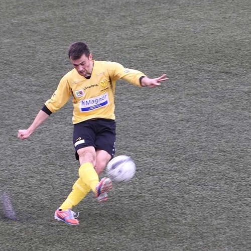 Emilis spelte 6. divisjon i fjor, men har likevel kome inn og styrka forsvaret til Os. (Foto: KVB)