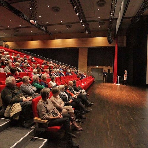120 kom på seniortreff på Oseana måndag. (Foto: Kjetil Vasby Bruarøy)