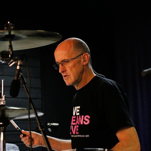 Charlie Morgan på trommer (foto: AH)