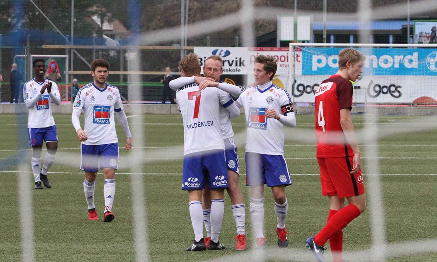 Herrem blir gratulert etter 3-0 (foto: Andris Hamre)