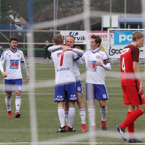 Herrem blir gratulert etter 3-0 (foto: Andris Hamre)