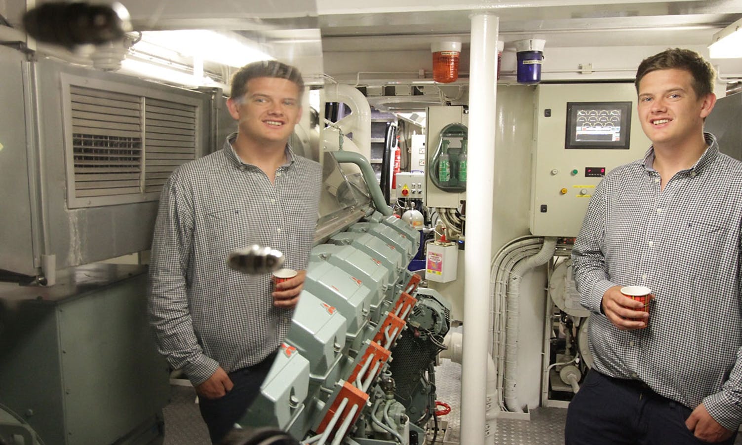 Emil T. Brimsholm, ein av skipperane, viste oss det blankpolerte maskinrommet. (Foto: KVB)