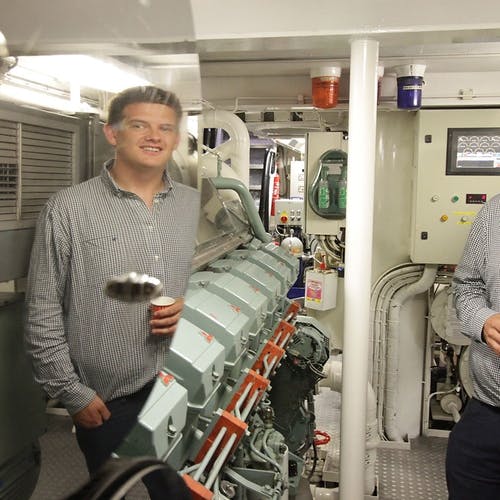 Emil T. Brimsholm, ein av skipperane, viste oss det blankpolerte maskinrommet. (Foto: KVB)