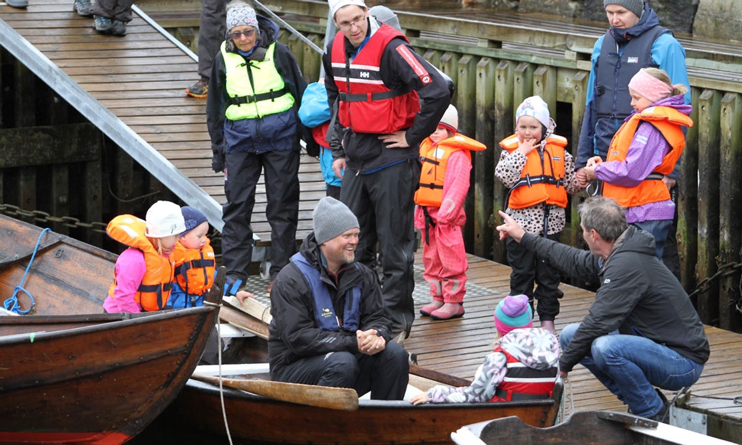 Geir Jonassen organiserte passe med vaksne og born i kvar båt (foto: AH)