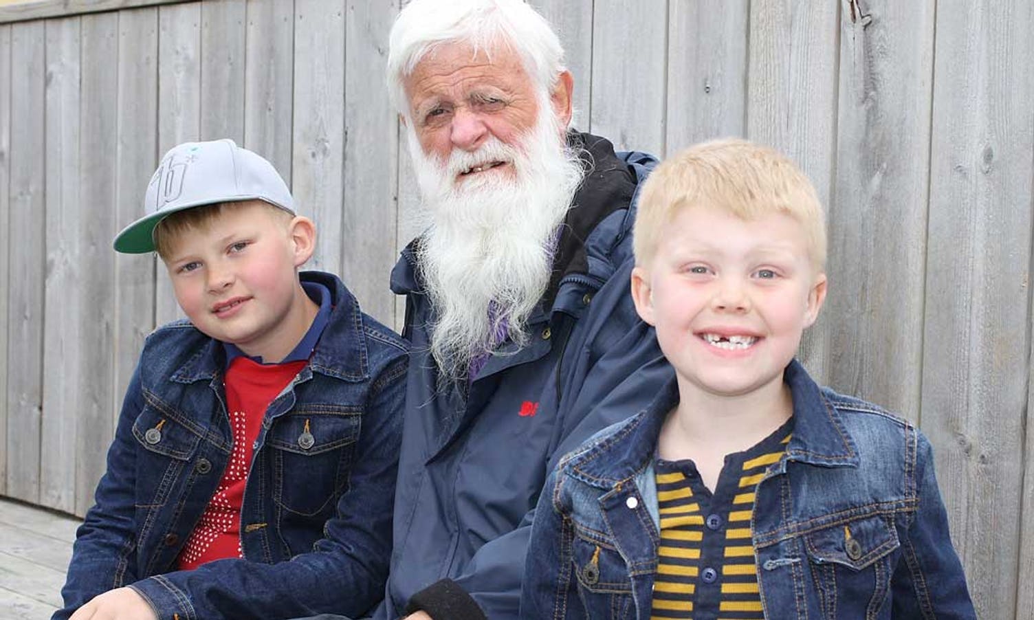 Keeper Frode sin bestefar, Jimmy Øvredal, her med barnebarna Johannes og Ole. (Foto: KVB)