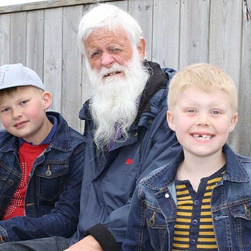 Keeper Frode sin bestefar, Jimmy Øvredal, her med barnebarna Johannes og Ole. (Foto: KVB)