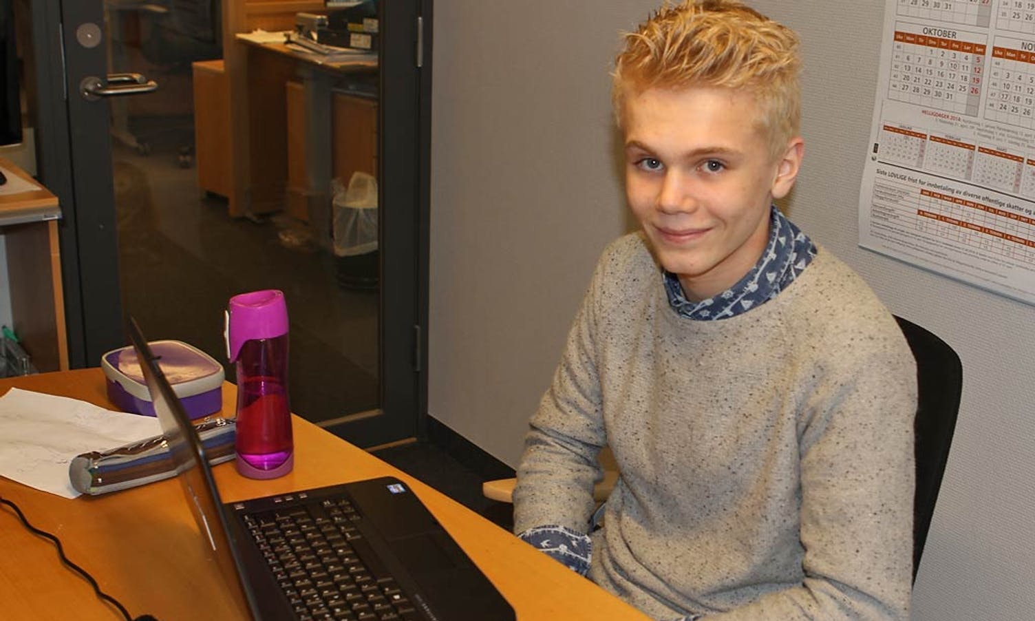 Isak Skeie er interessert i IT og har hatt jobb på rådhuset. (Foto: Joakim Kvernes Forstrønen)
