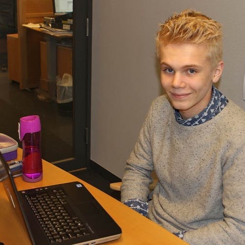 Isak Skeie er interessert i IT og har hatt jobb på rådhuset. (Foto: Joakim Kvernes Forstrønen)