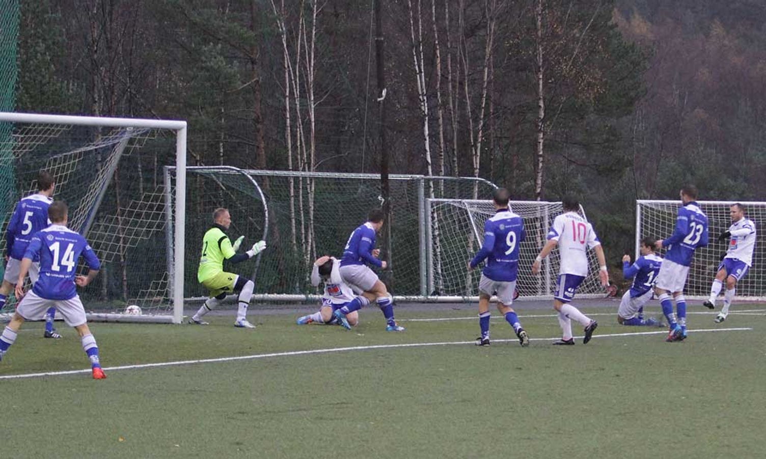 Endre Hansen fyrta av, forbi fleire spelarar og ein Helland som hadde gått i dekning.  (Foto: Kjetil Vasby Bruarøy)