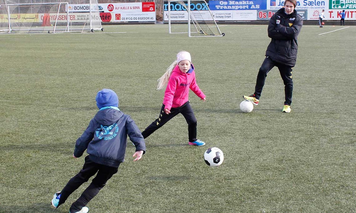 Aksel Skaar instruerer småspel tre mot tre (foto: Andris Hamre)