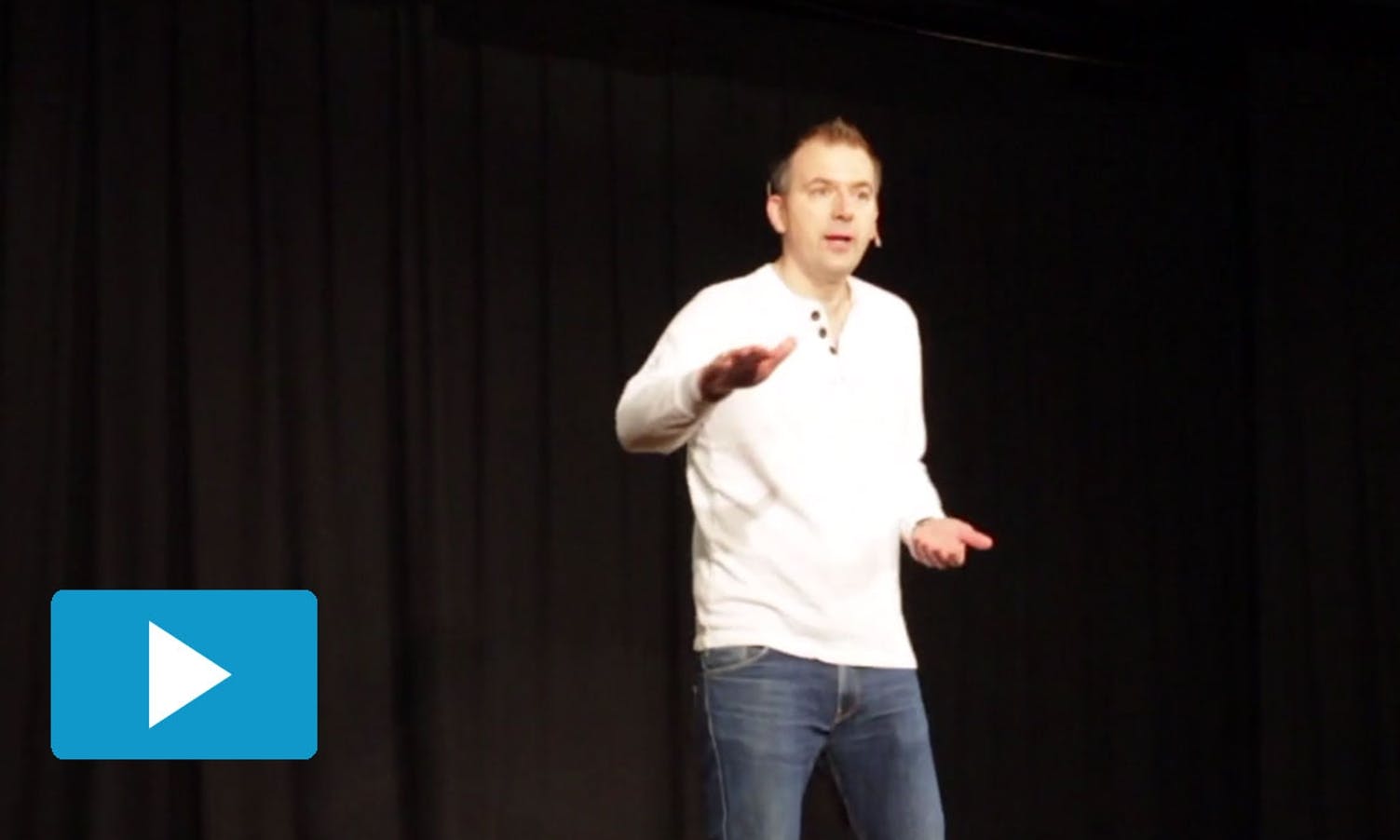 VIDEO: Solid standup-debut av Thomas Helgesen