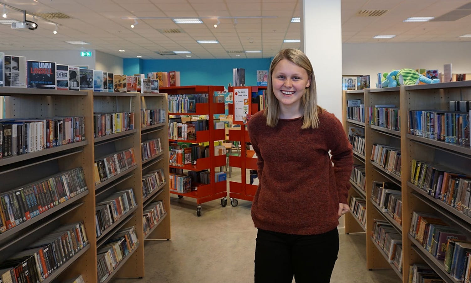 Hanne Moore liker å lesa, og jobbar på biblioteket. (Foto: Tara Bøe)