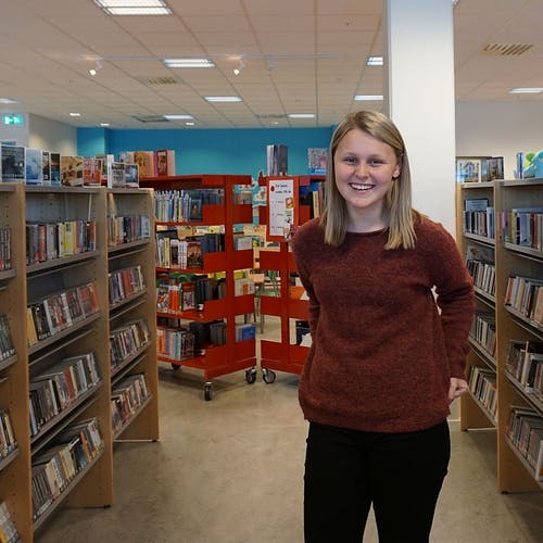 Hanne Moore liker å lesa, og jobbar på biblioteket. (Foto: Tara Bøe)