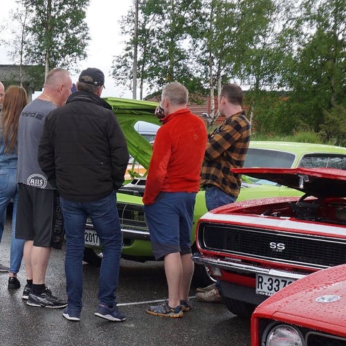 Folk flokka seg rundt Linda S. Håland sin vinnarbil. (Foto: KVB)