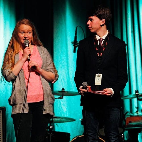 Konferansierane Amalie Holmefjord og Sebastian Alexander Solberg gjorde ein kjempejobb (Foto: CV)