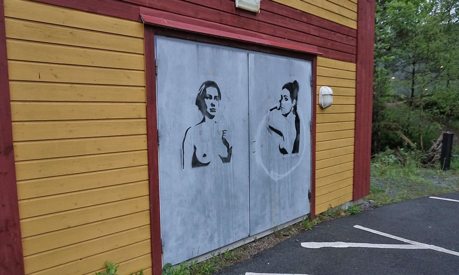 Damene prydar to av dørene inn i aktivitetshuset på Nore Neset. (Foto: KOG)