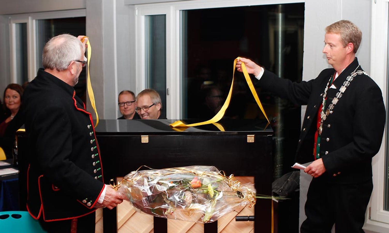 Kommunen gav skulen eit piano i opningsgåve (foto: Andris Hamre)