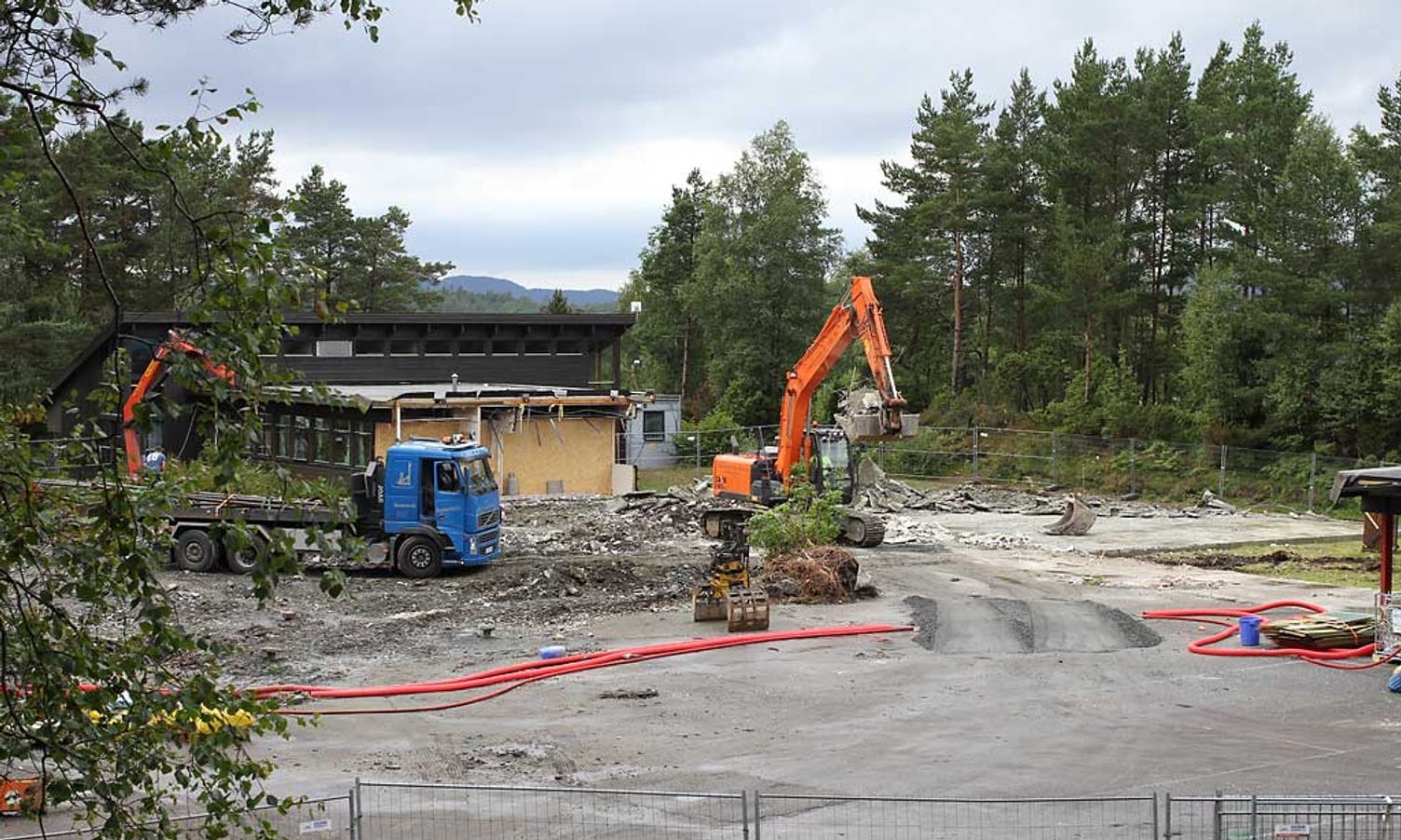 I bakkant står administrasjonsbygget, som ikkje er rive. (Foto: Kjetil Vasby Bruarøy)