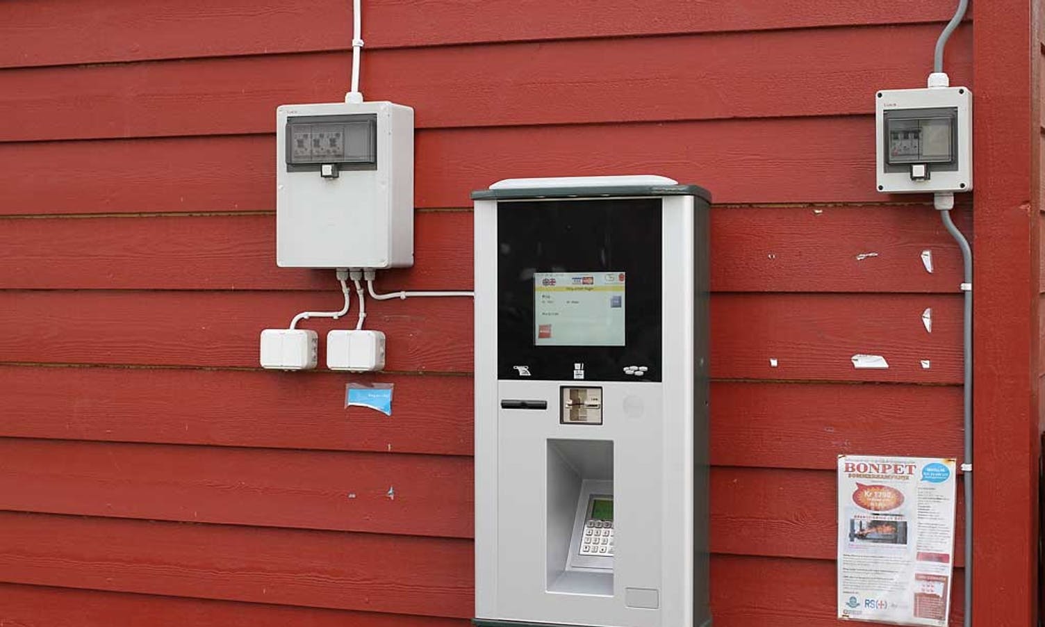 Os hamn har éin betalingsautomat, denne heng på pumpehuset ved vaskehallen til Esso. (Foto: Kjetil Vasby Bruarøy)