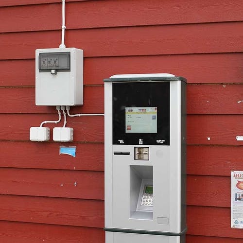 Os hamn har éin betalingsautomat, denne heng på pumpehuset ved vaskehallen til Esso. (Foto: Kjetil Vasby Bruarøy)