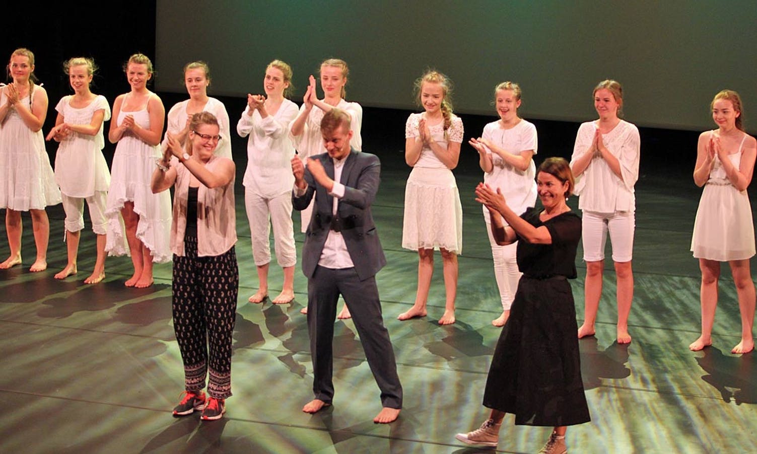 Dansepedagog Julia Bergesen, konferansier Benjamin Langeland og dansepedagog Patricia Langeland tar imot ein velfortent applaus.  (Foto: KML)