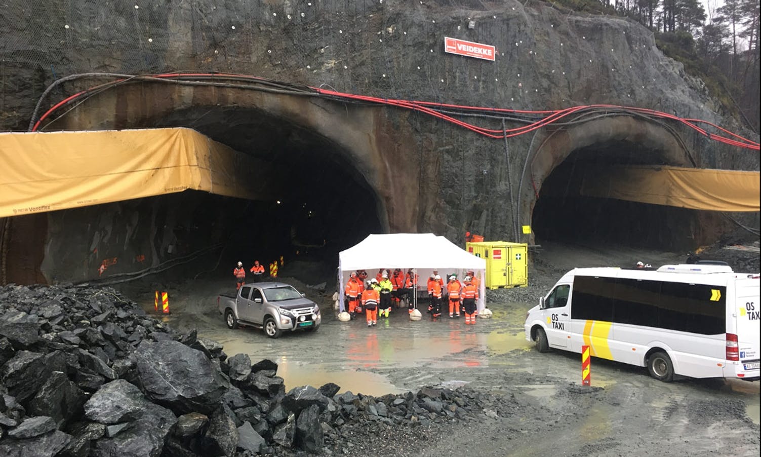 Dei inviterte gjestene måtte venta på utsida av tunnellen då den siste salva i løpet mot Os blei fyrt av rett etter klokka 11 onsdag (foto: Kjetil Vasby Bruarøy)