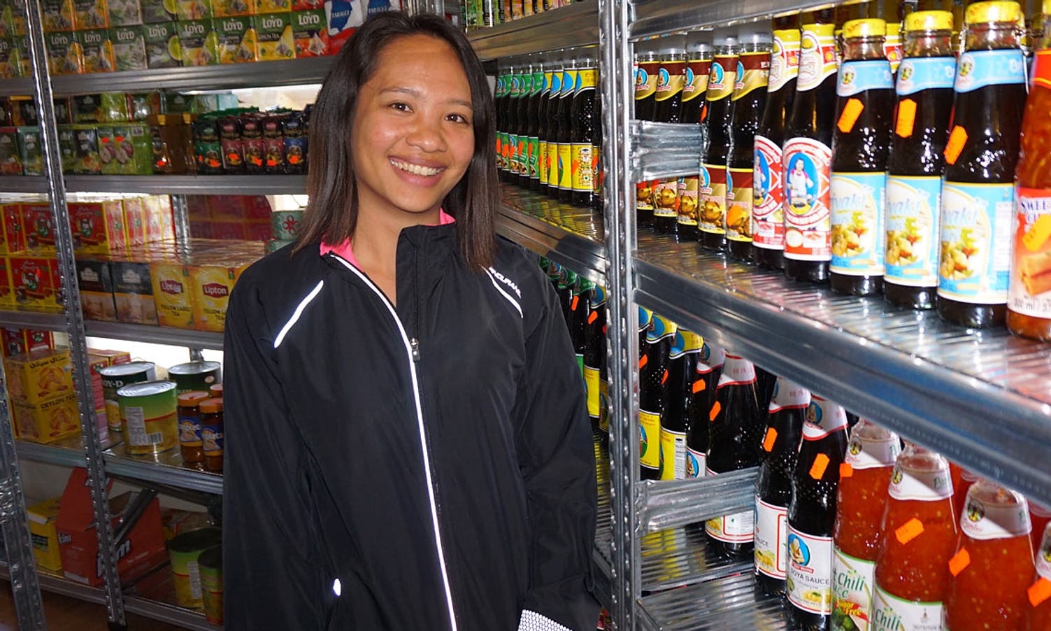 Sarawong gler seg over utvalet varer frå Thailand. (Foto: Kjetil Vasby Bruarøy)