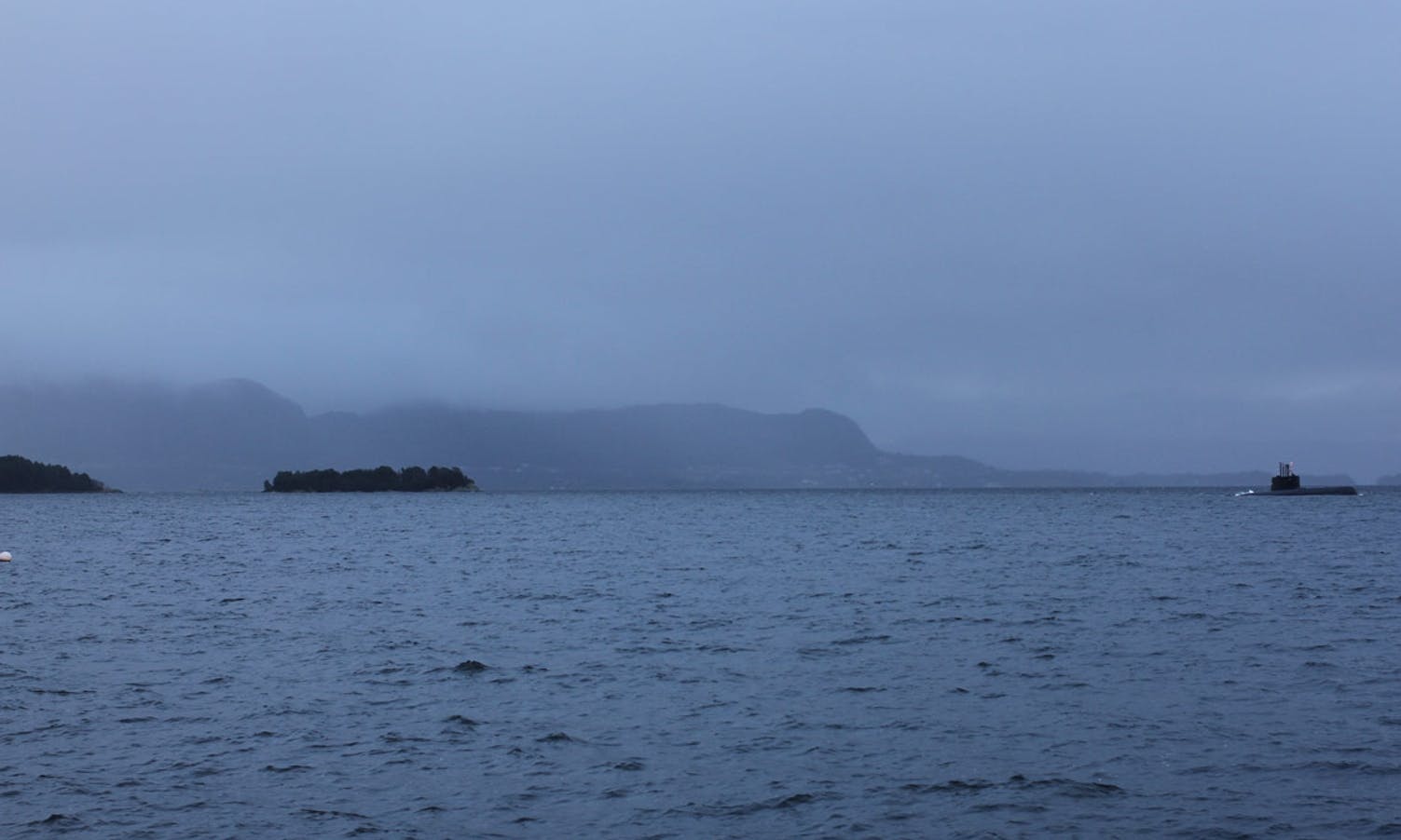 Ubåten segla mellomanna mellom Solstrand og Sandholmane (foto: AH)