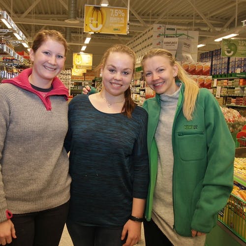 Butikksjef Linn F. Røen (t.v.) saman med Anita Kartveit og Linda Kviteberg.