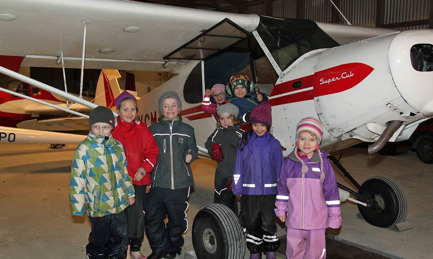 1 b frå Kuventræ barneskule tykte det var gøy å læra om fly. Her er det MArtin og Sara som er pilotar. (KML)