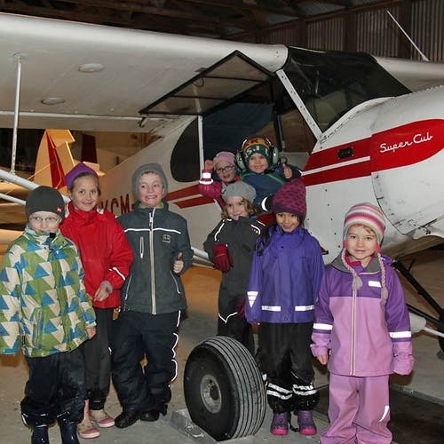 1 b frå Kuventræ barneskule tykte det var gøy å læra om fly. Her er det MArtin og Sara som er pilotar. (KML)