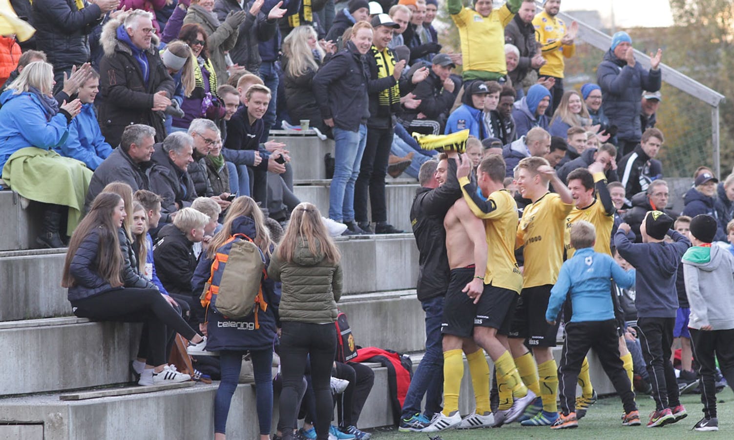 Supportarsjef Tore Kleppe fekk klem av Christoffer. (Foto: KVB)