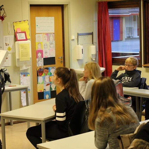 Eivind Sverdrup frå DNB og far i klassen hadde med seg 28 iPad-ar til 7A på Lunde barneskule (foto: AH)